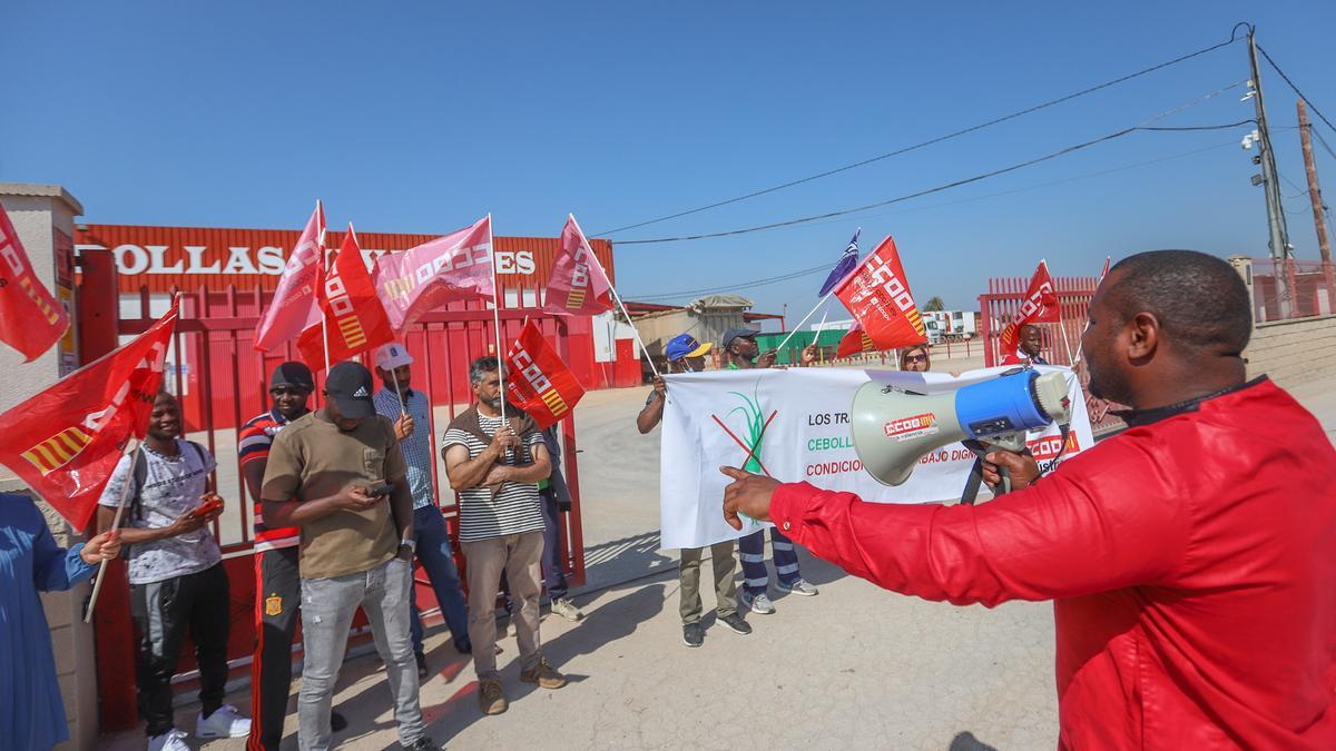 Trabajadores de Cebollas Javaloyes en Cox se concentran por "trato discriminatorio y represión sindical" en el día del Ramadán