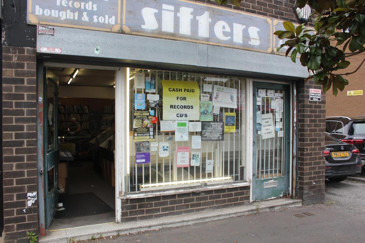 La enorme expectación creada por la reconciliación de los hermanos Gallagher ha llegado hasta la pequeña tienda de Mr. Sifter.