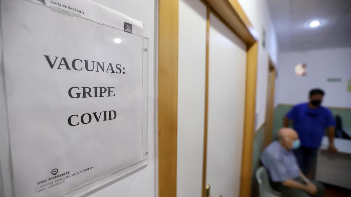 Vacunación contra la gripe y el covid en un centro de salud de Córdoba.