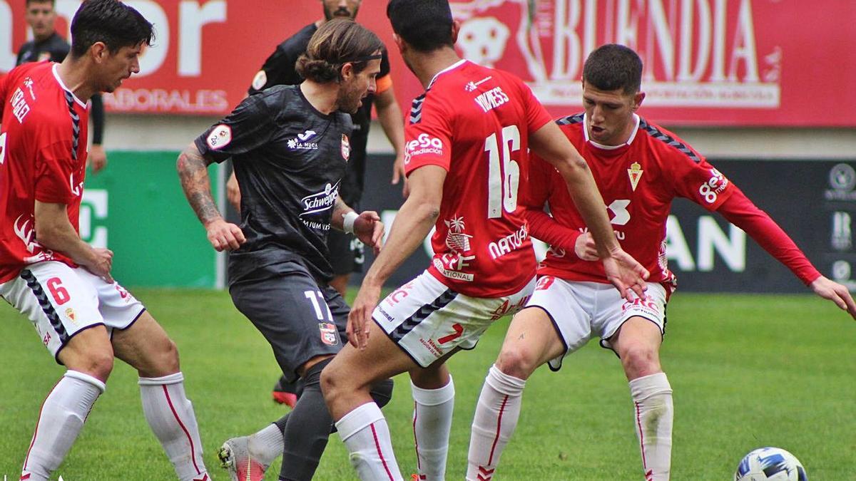 El jugador de La Nucía Aarón Ñíguez, el pasado viernes en el amistoso ante el Real Murcia.