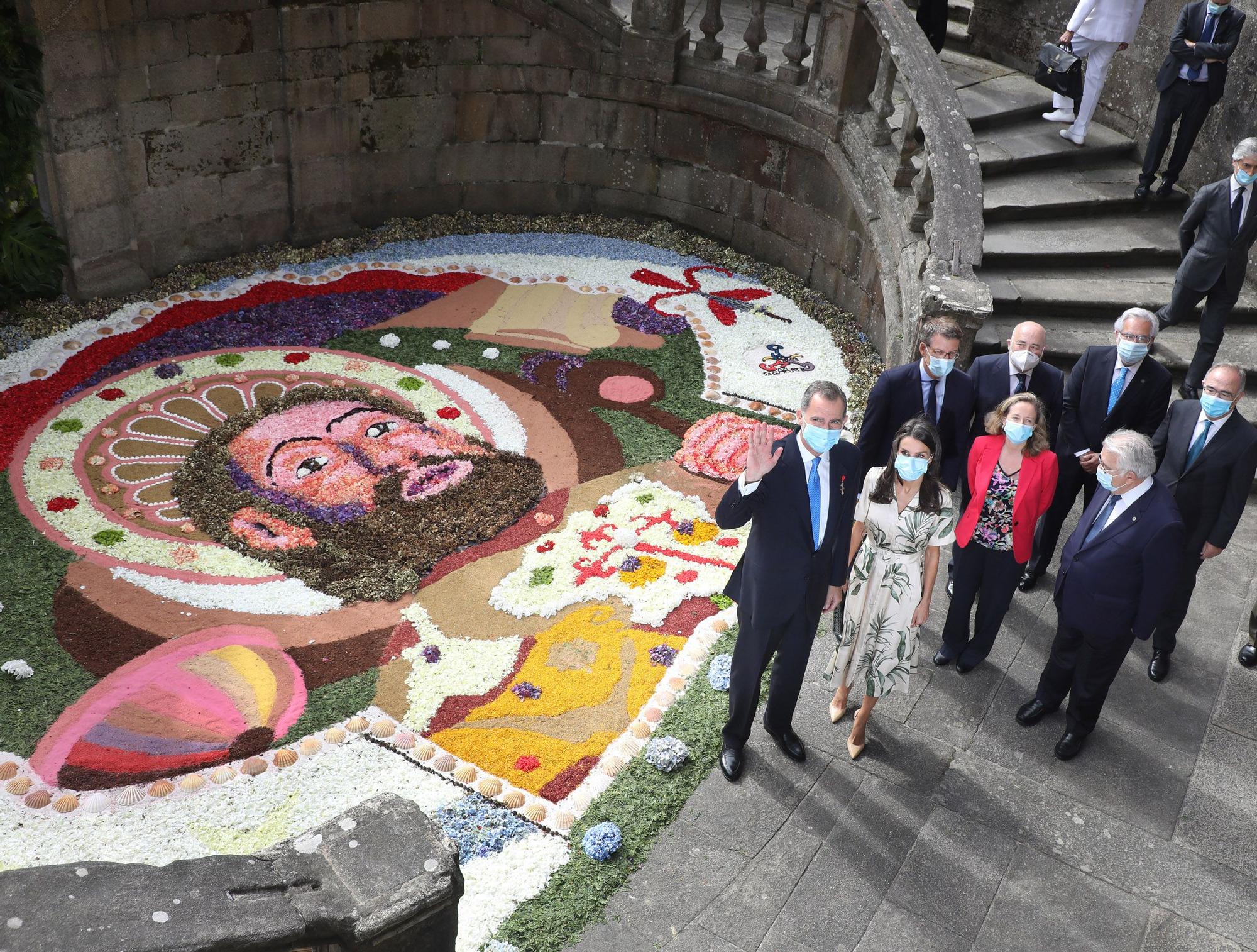 26-julio-Reyes Calviño González Riv Feijóo Losada Santalices y Bugallo ante la ofrenda floral diseñada por artistas de Ponteareas y Bueu y elaborada por alfombristas.jpg