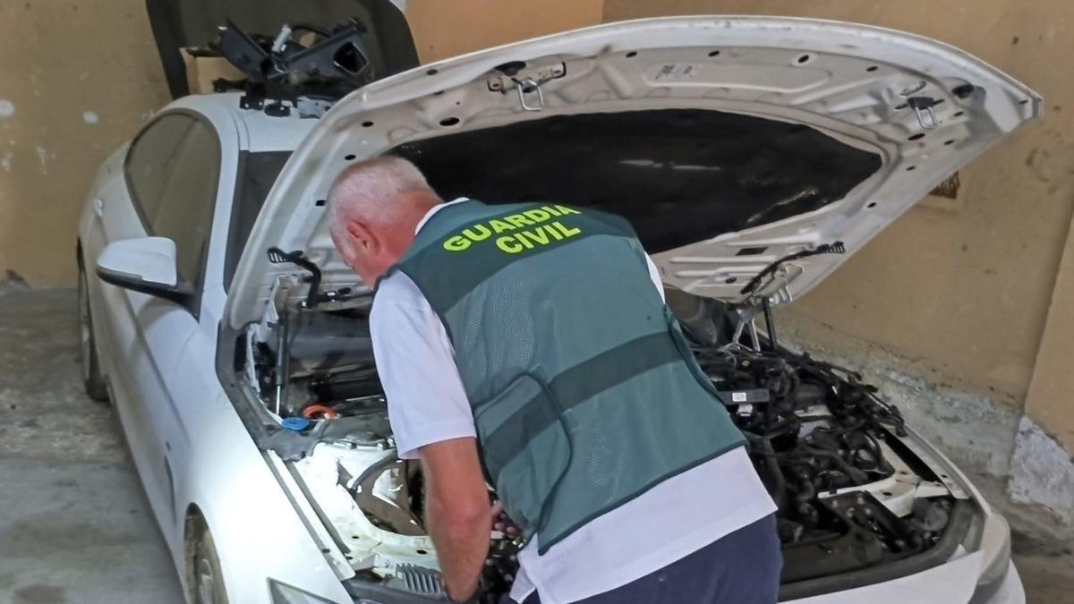 Un momento de la inspección de un coche.