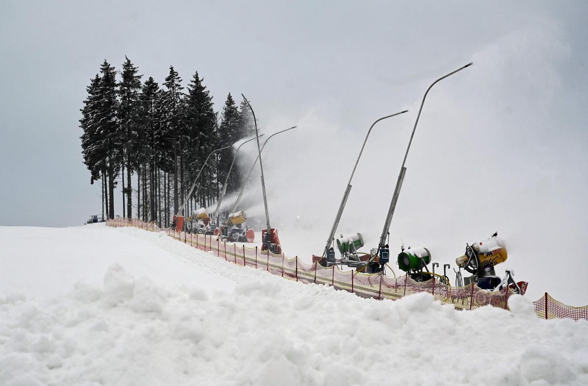 Paisaje cubierto de nieve en la montaña Kahler Asten cerca de Winterberg, Alemania occidental