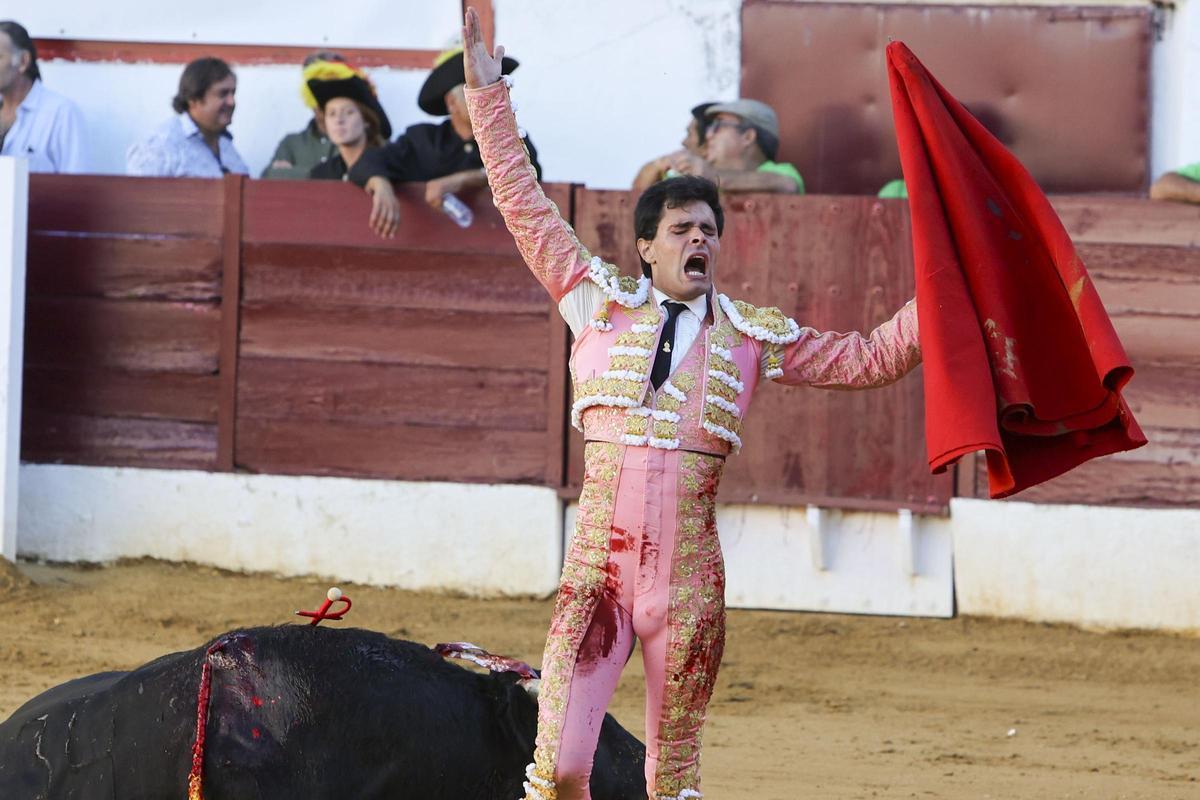 Juanito, tras la estocada a uno de sus dos toros.