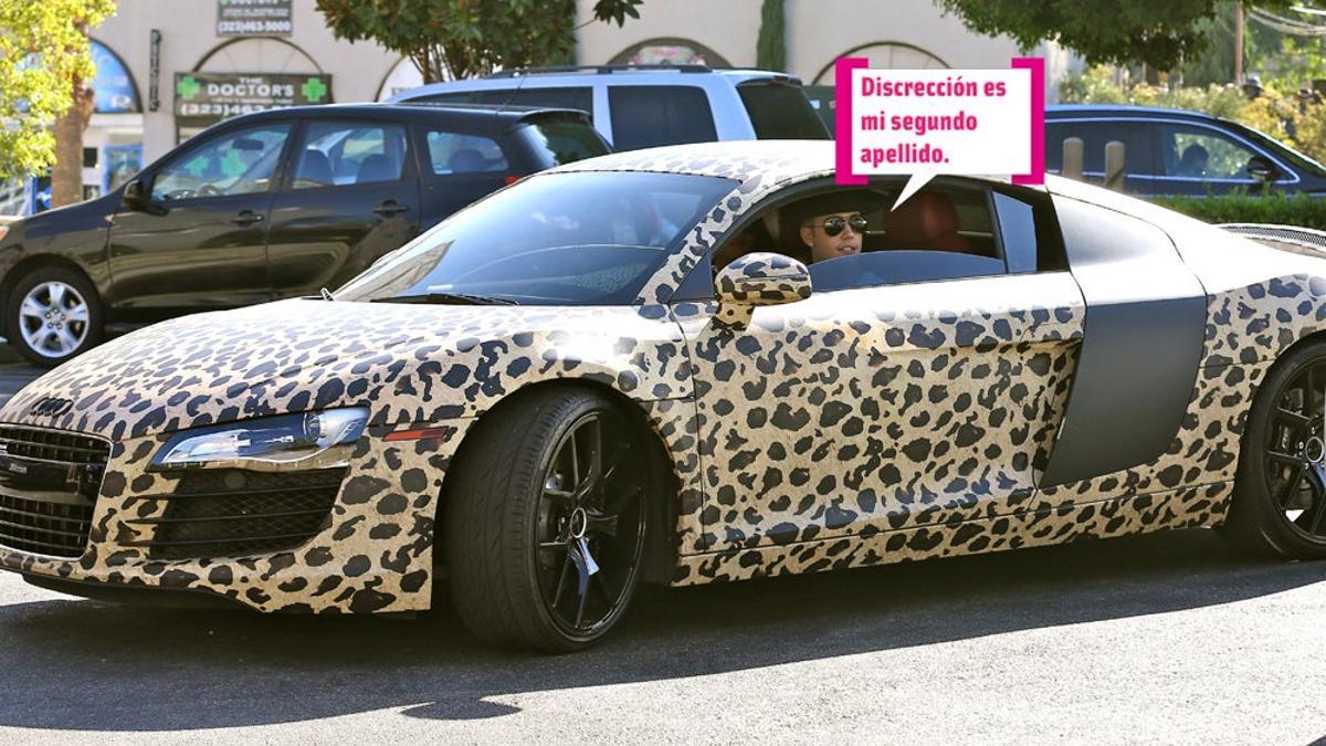 Justin Bieber con un coche de leopardo