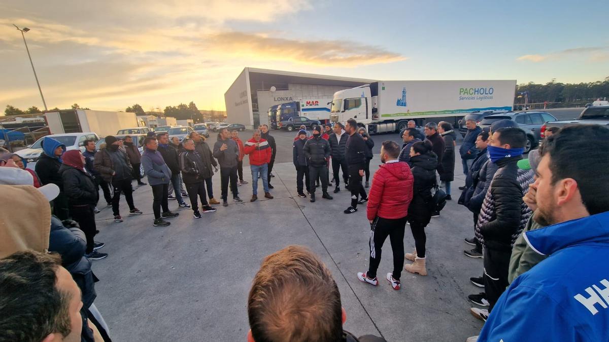 Los bateeiros reunidos en Vilanova antes de acordar movilizarse con sus vehículos en Santiago.