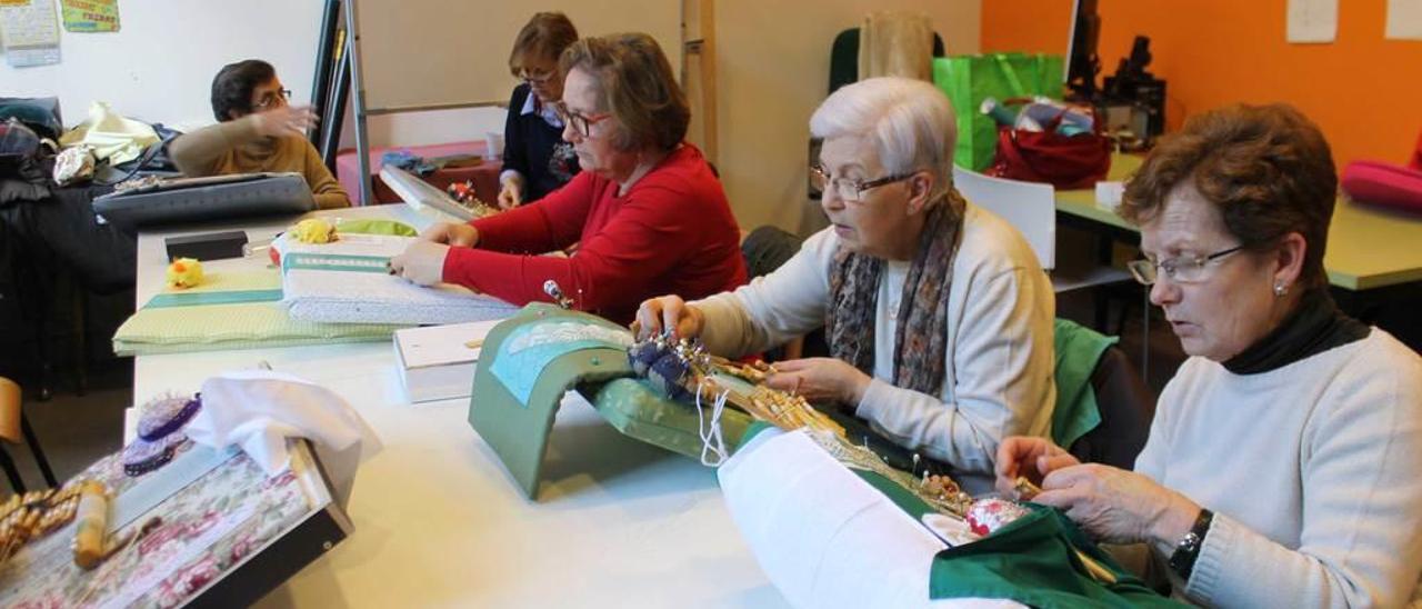 De izquierda a derecha, María Morches, Belén Hernández, Mari Flor García, Adelina Menéndez y Rosa García, en plena faena.