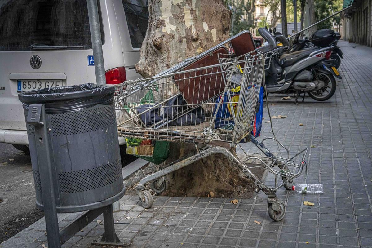 Un carrito de chatarrero olvidado en la zona de Trafalgar-Méndez Núñez, este agosto