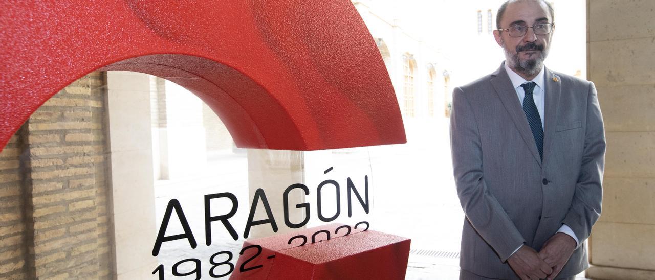 Javier Lambán, este viernes en el acceso al Área de Presidencia de la sede del Gobierno de Aragón.