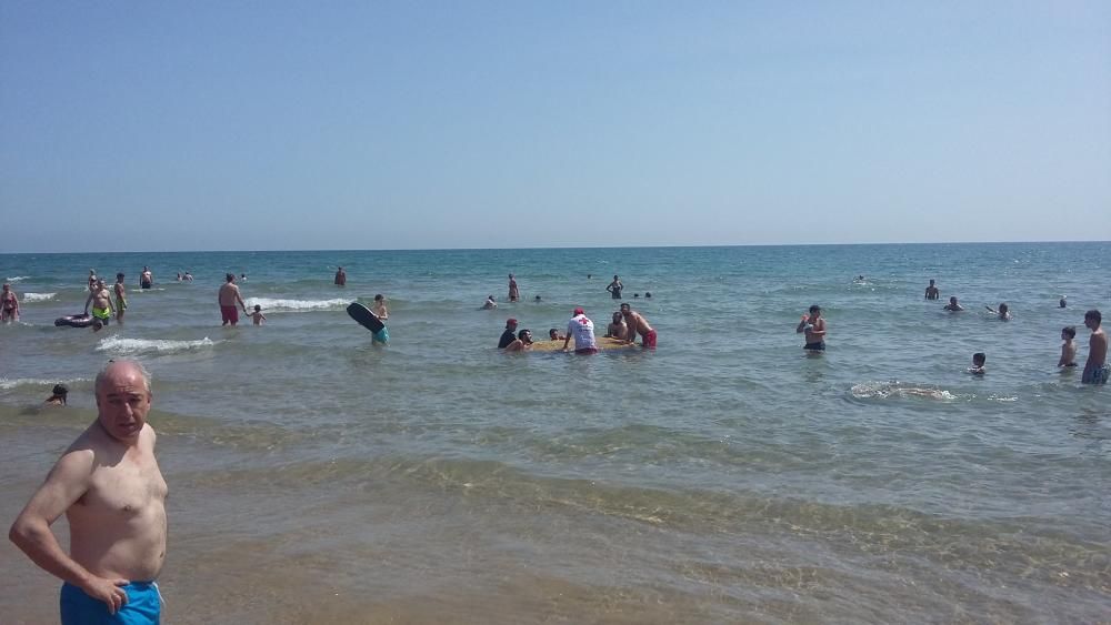 Bala de paja hallada en la playa de Gandia