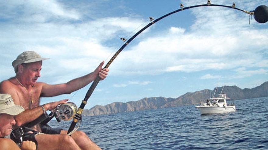 Un pescador deportivo, en pleno combate con un pez espada.