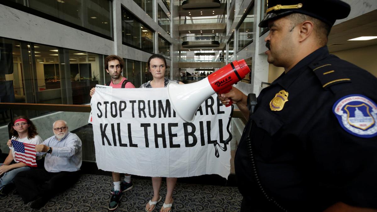 Protesta contra la reforma sanitaria de Trump, el lunes en las oficinas del Senado en Washington.