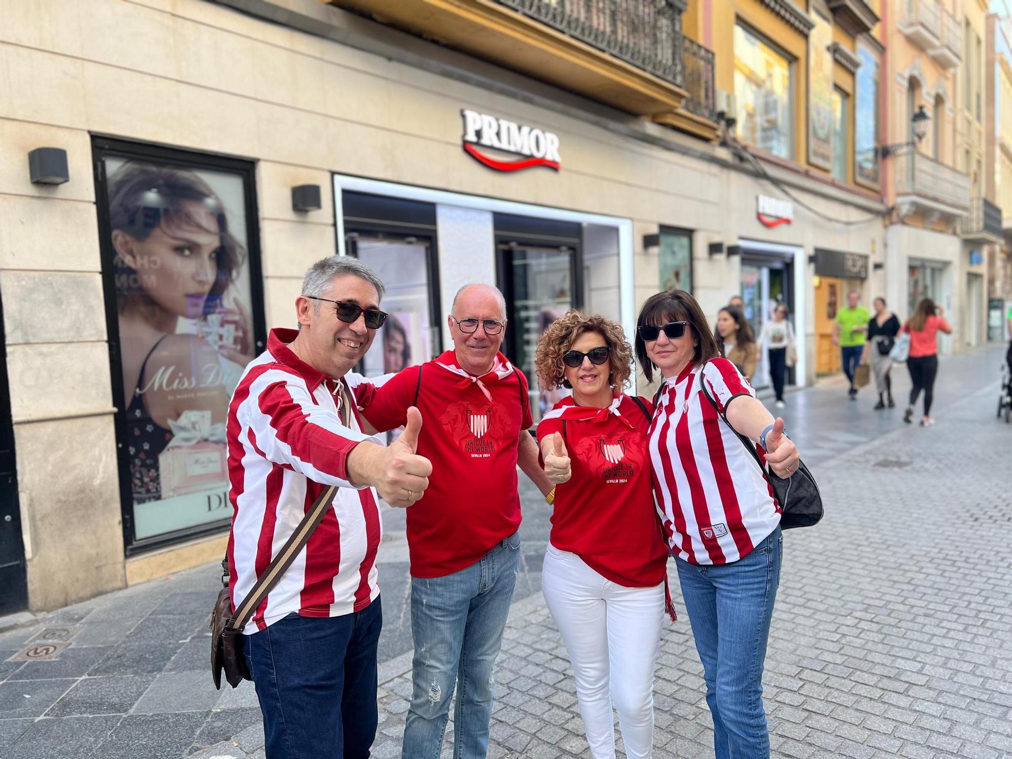 Aficionados del Athletic Club de Bilbao visitan Sevilla para el encuentro de la final de la Copa del Rey que su equipo disputará el próximo sábado contra el Real Club Deportivo Mallorca en el estadio de La Cartuja.