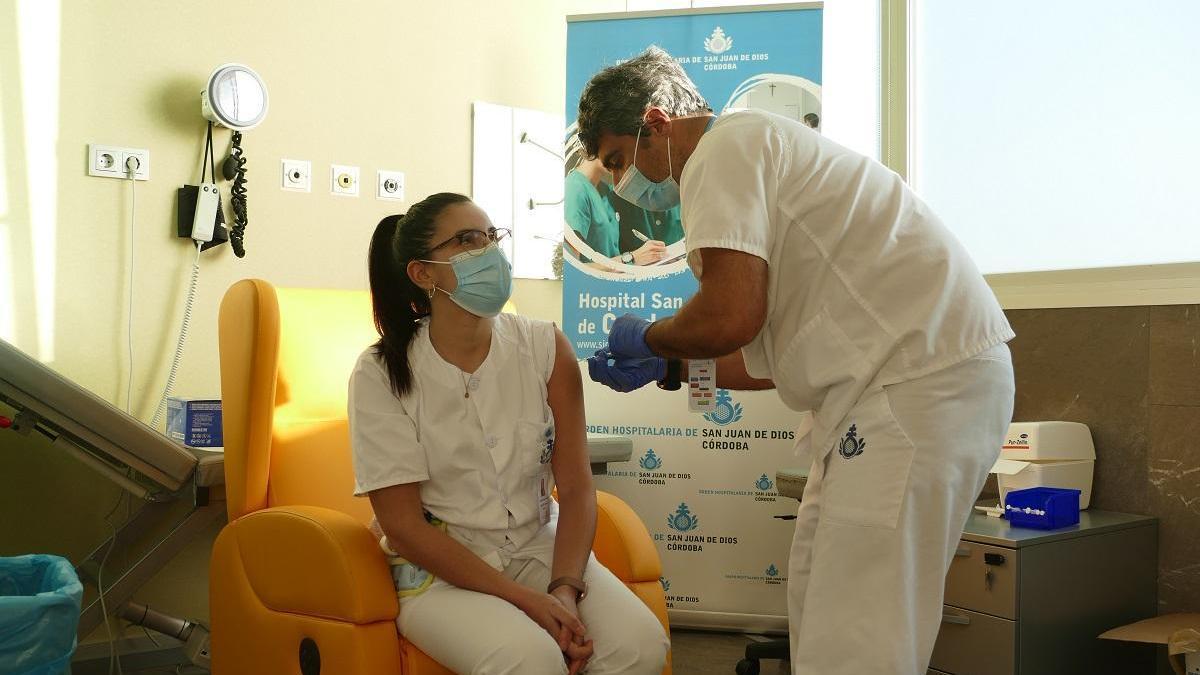 Los hospitales San Juan de Dios y Quirónsalud inician su proceso de vacunación frente a la covid-19