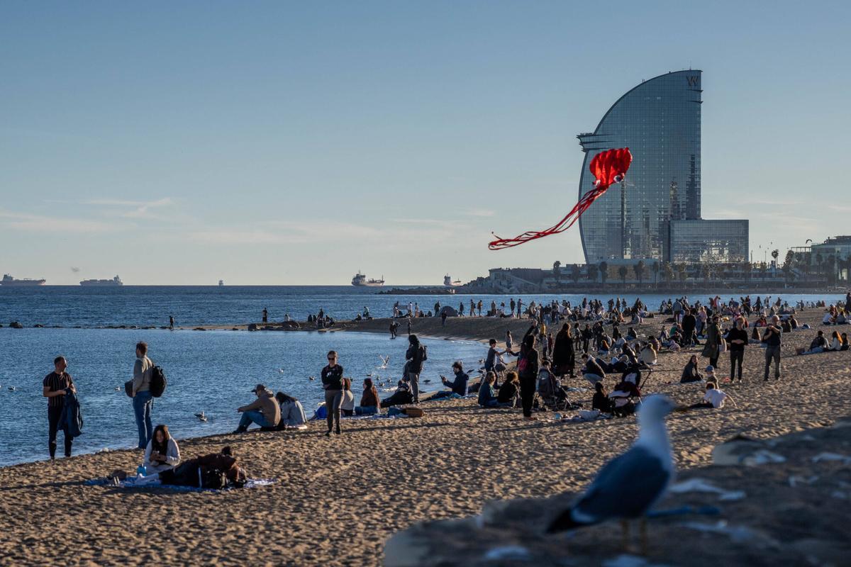 En manga corta a 8 de diciembre en Barcelona. La buena temperatura, llena las playas de la ciudad.