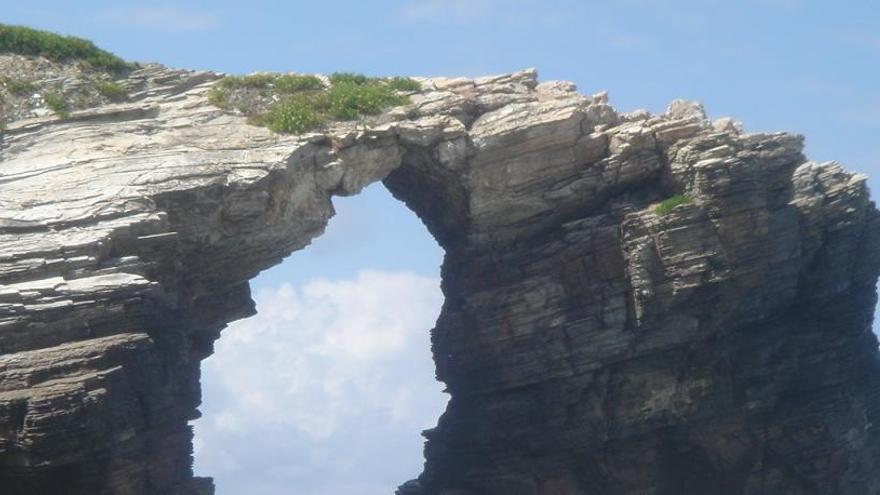 Una joven fallece en Ribadeo mientras visitaba la Playa de As Catedrais