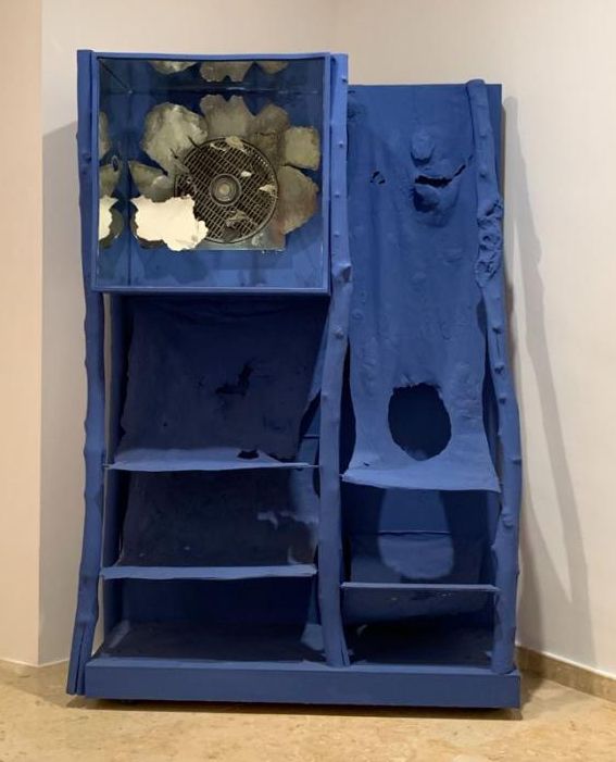 Una de les obres de Josep Guinovart a la sala 'Els blaus'.