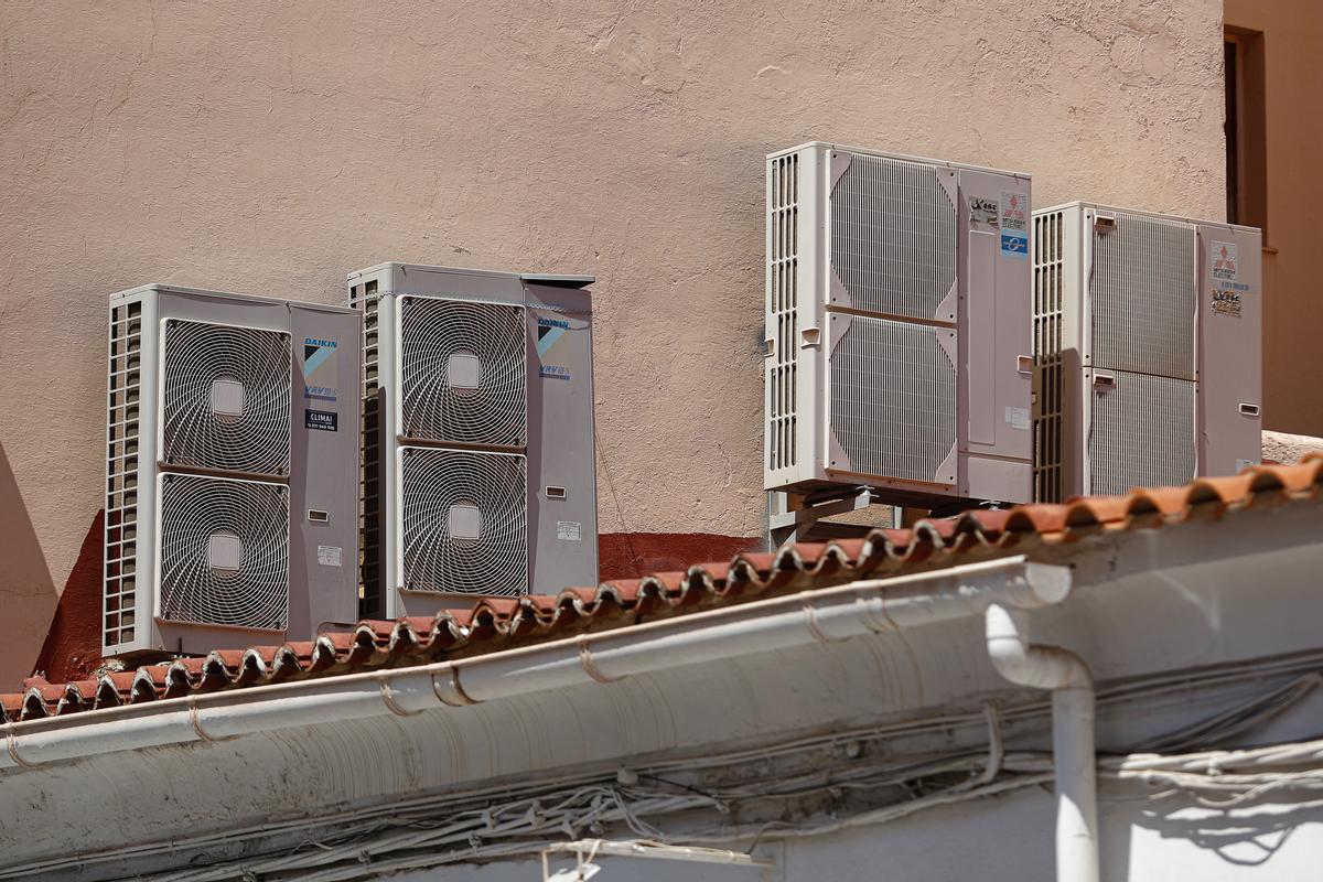 Aparatos de aire acondicionado en un edificio en Ibiza.