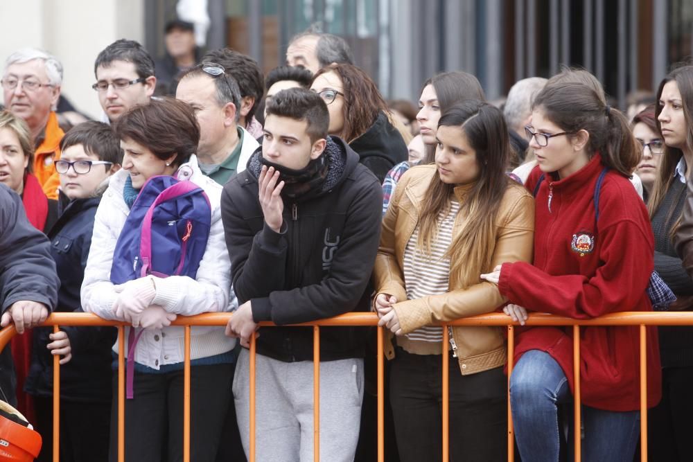 Ambientazo en la mascletà del día de la Crida