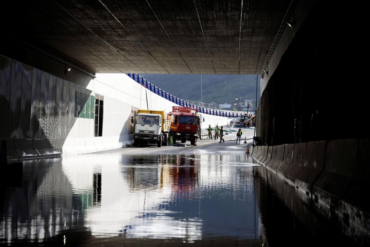 La UME actuando achicando agua en un túnel durante el paso de la borrasca Therese en Gran Canaria.
