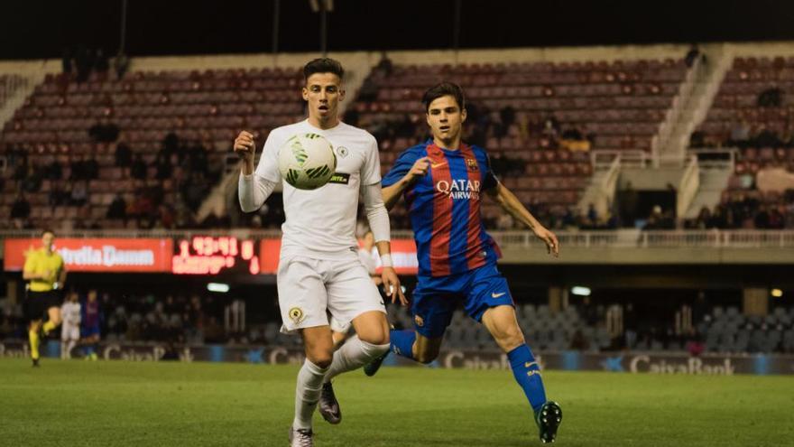 Salinas intenta controlar el balón.