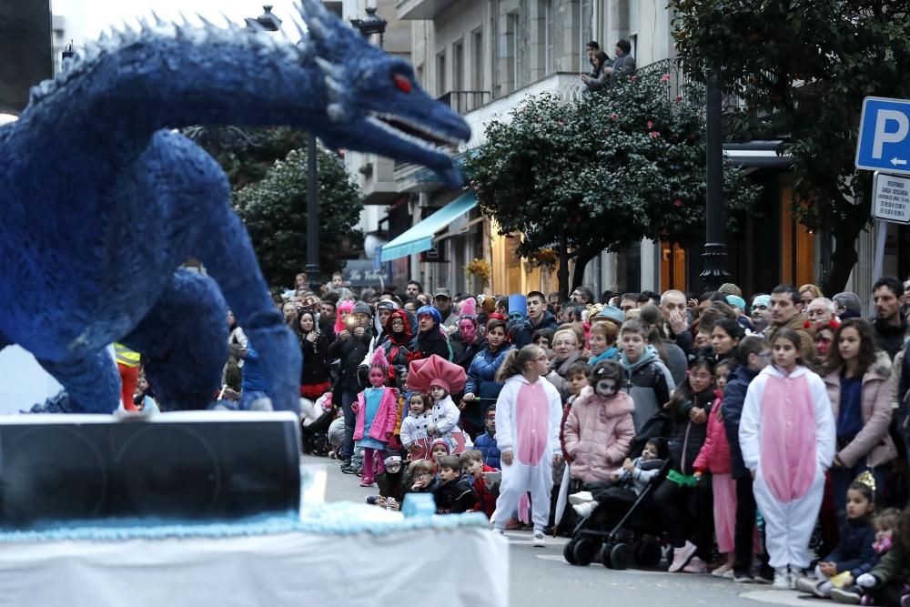 Veintitrés comparsas participan en el desfile por un abarrotado centro urbano.