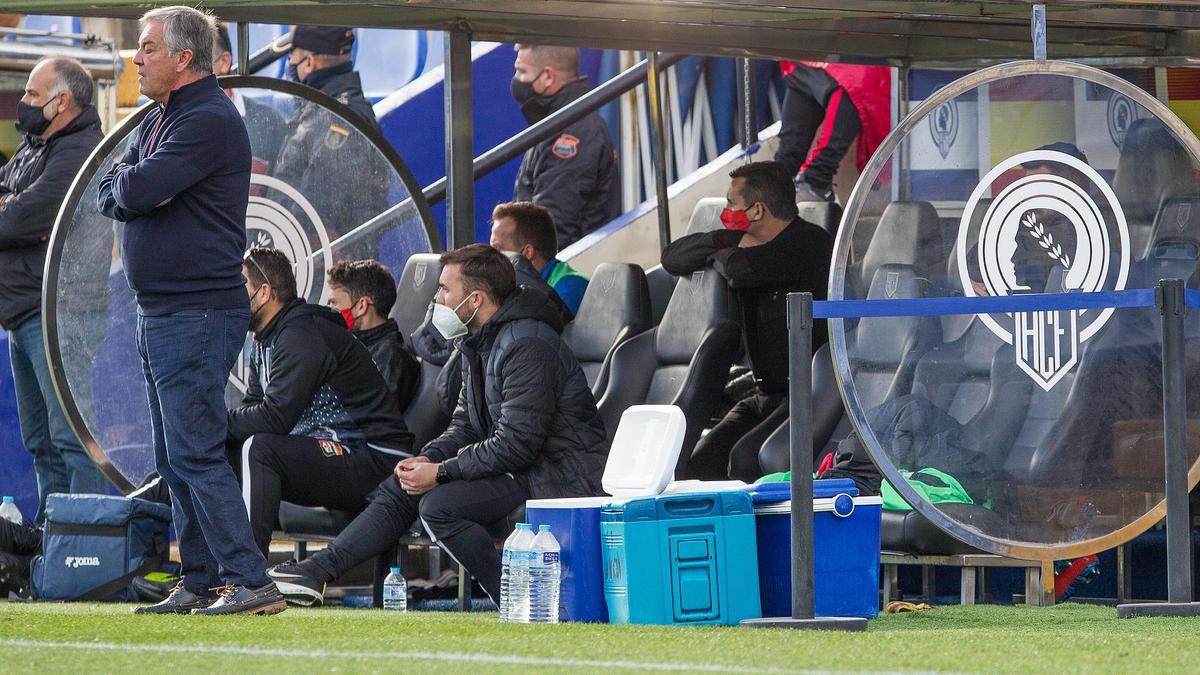 El alcalde de La Nucía Bernabé Cano, a la derecha en el banquillo de La Nucía en el derbi de este domingo ante el Hércules en el Rico Pérez.