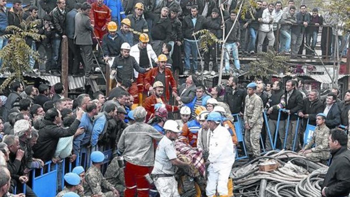 Los equipos de rescate extraen a un minero herido en el accidente en la mina de lignito de Soma, en el oeste de Turquía, ayer.