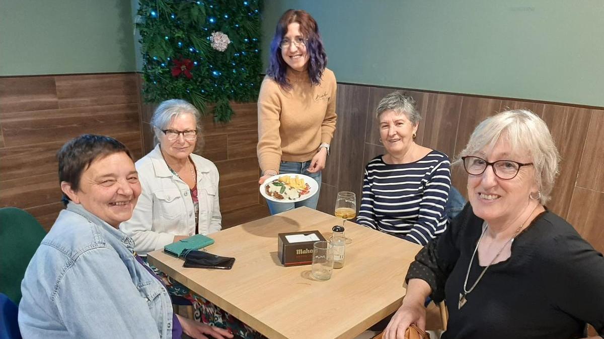 Por la izquierda, Gusti Pérez, Lina Sánchez, Cinthya Pino, Marga Silva y Mariví Areces