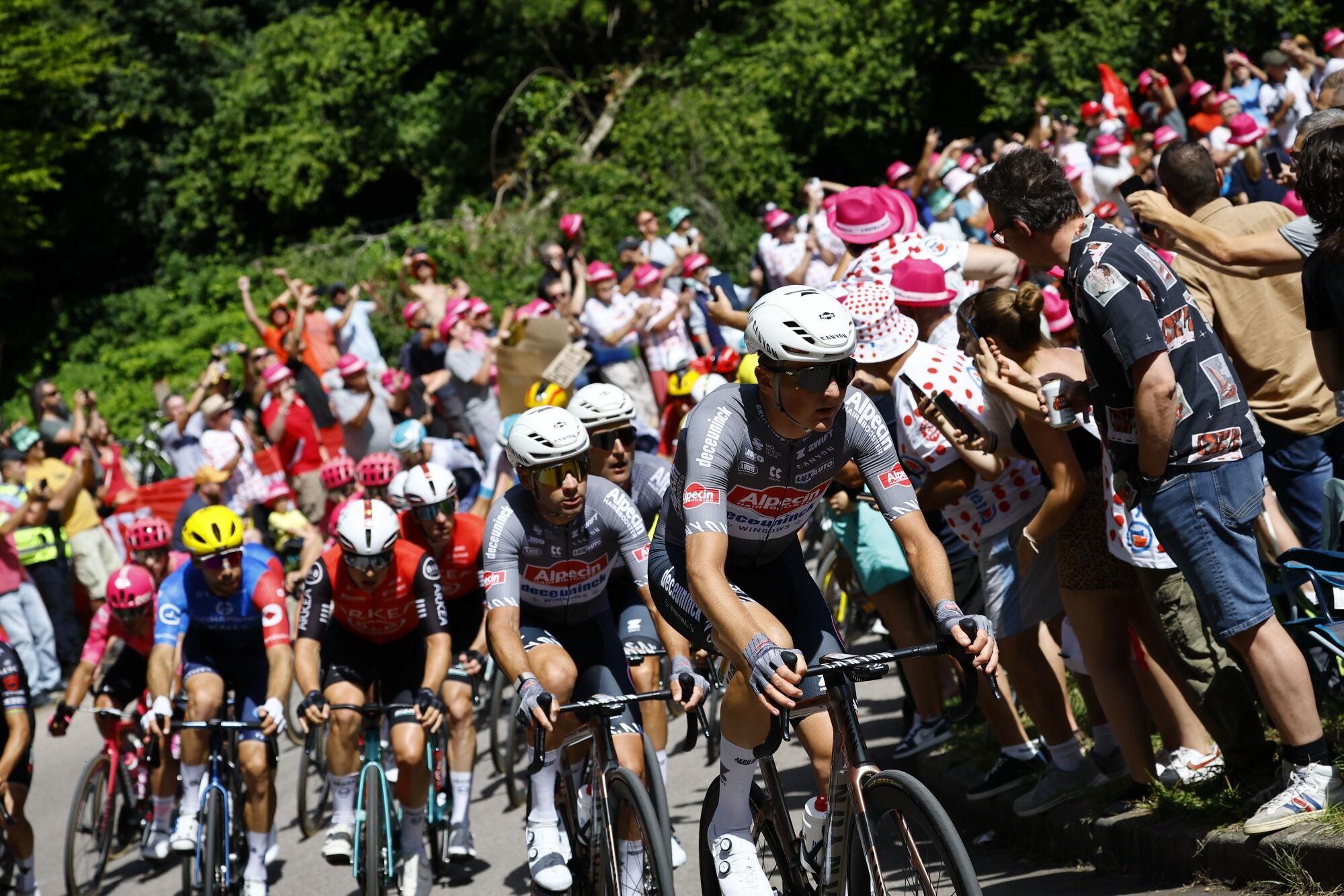 (France), 08/07/2025.- The peloton in action during the 4th stage of the Tour de France cycling race over 174.2km from Amiens to Rouen, France, 08 July 2025. (Ciclismo, Francia) EFE/EPA/MARTIN DIVISEK