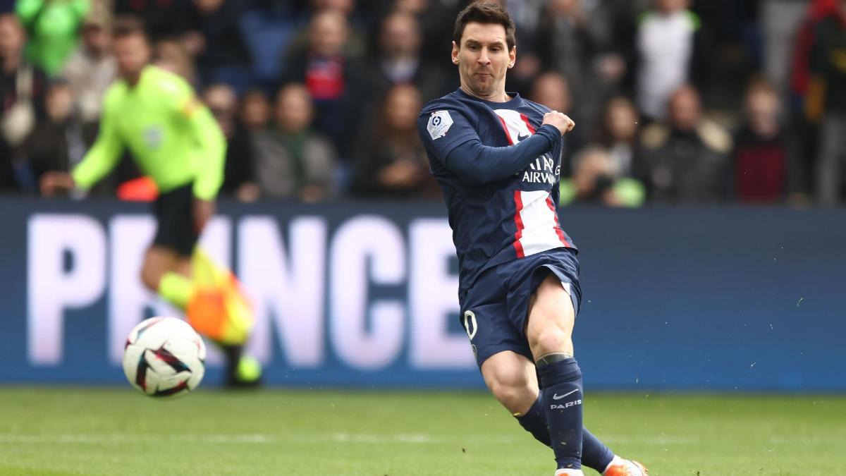 Leo Messi en una acción del encuentro ante el Lille