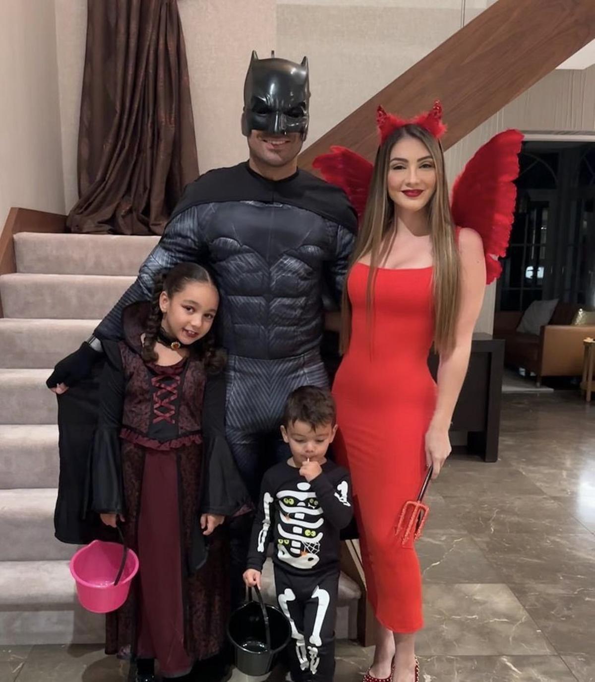 Casemiro, de Batman junto a su familia