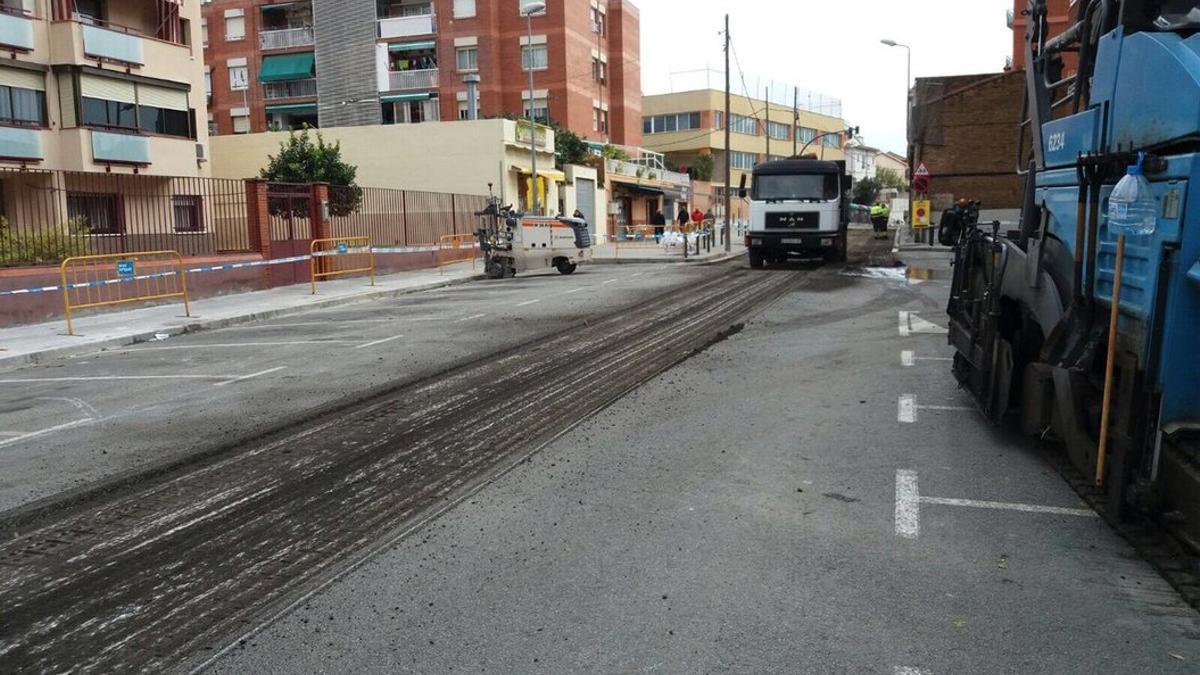 Imagen de archivo del asfaltado de la calle Santiago Rusiñol con la avenida Anselm de Riu, en Santa Coloma de Gramenet.