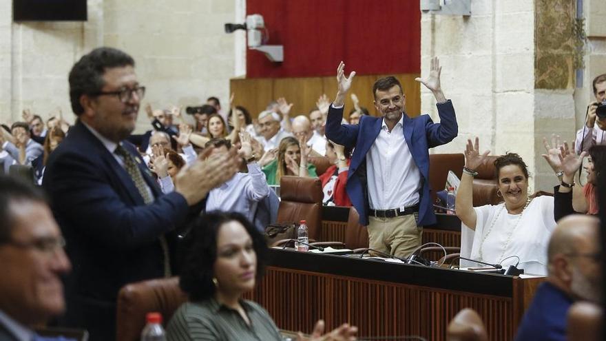 Parlamentarios de Vox y Adelante Andalucía durante la segunda jornada del debate presupuestario en el Parlamento andaluz.