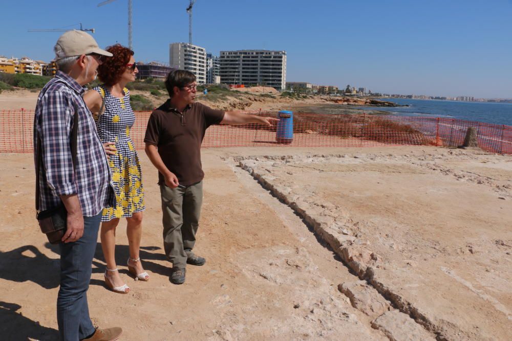 Visita de técnicos y ediles del gobierno local a la excavación del refugio