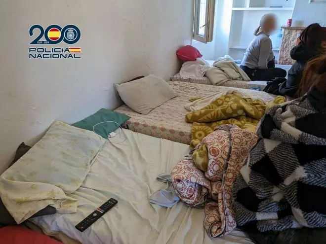 Prostituidas, hacinadas y bajo vigilancia: así malvivían once mujeres en San Vicente