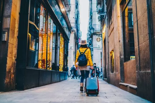5 consejos de expertos viajeros para preparar la maleta y que no te cobren de más en el avión