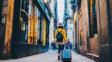 5 consejos de expertos viajeros para preparar la maleta y que no te cobren de más en el avión