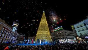 Cae confeti y estallan los fuegos artificiales mientras se encienden este jueves las luces de Navidad en la Puerta del Sol.