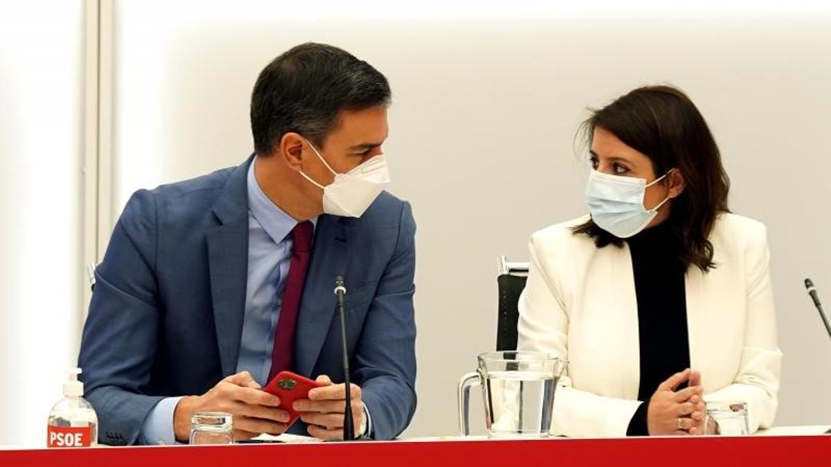 El secretario general del PSOE y presidente del Gobierno, Pedro Sánchez, junto a su vicesecretaria general, Adriana Lastra, este 14 de febrero de 2022 durante la reunión de la ejecutiva federal del partido posterior a las elecciones autonómicas en Castilla y León.