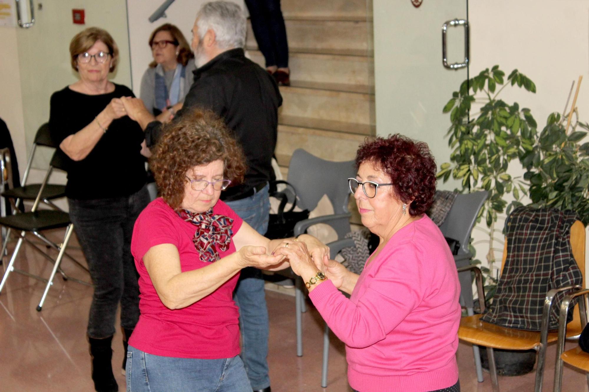 Los mayores de Dénia bailan en San Valentín (imágenes)