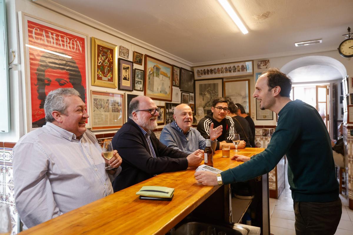 Parroquianos en la taberna Fuenseca.