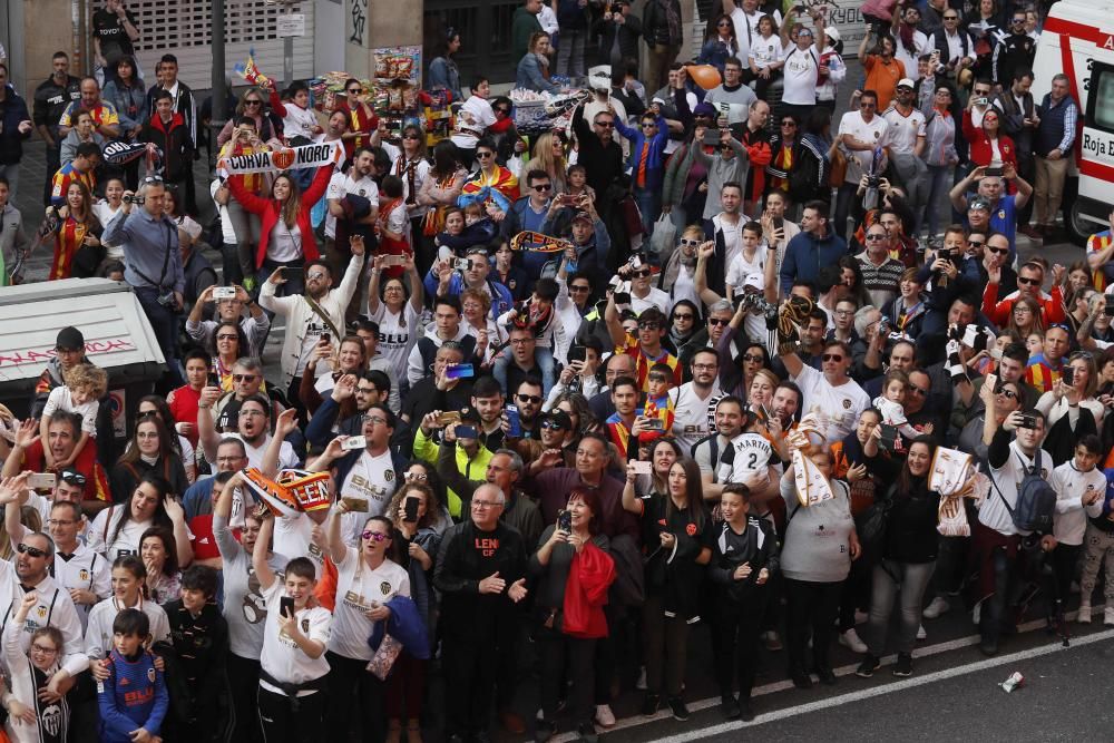 Miles de aficionados en el partido de las Leyendas del Valencia CF