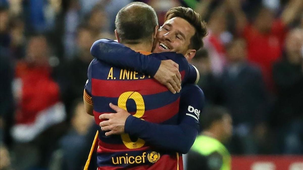 Messi e Iniesta se abrazaron sobre el césped del Calderón
