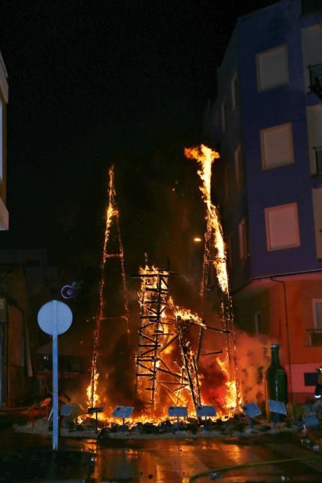 Cientos de personas, la mayoría adolescentes que quisieron disfrutar de la "cremá" y posterior "bañá" de los bomberos, se acercaron al barrio del Calvario para ver arder su hoguera