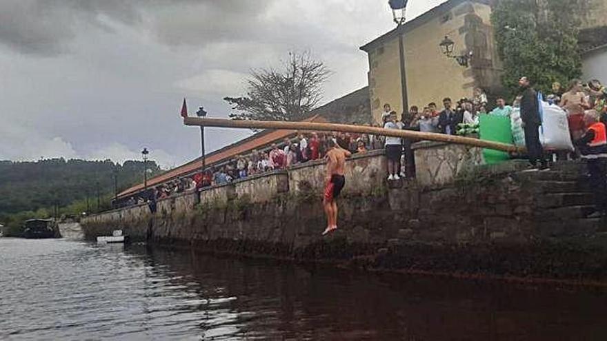 Intento en la cucaña, ayer, sobre el río.