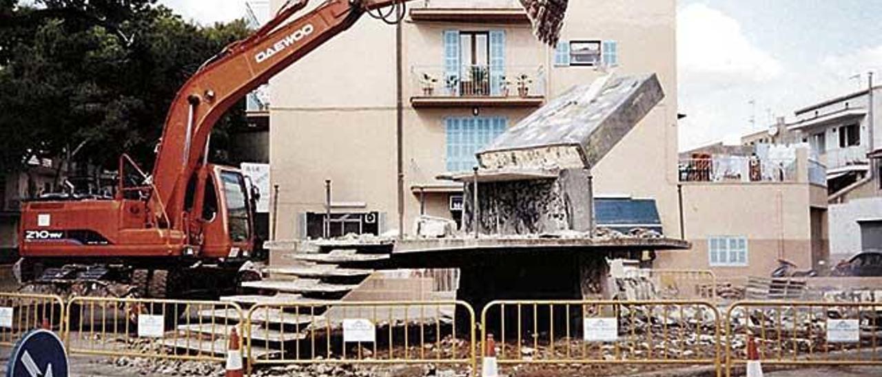 Instante preciso de la demolición del llamado popularmente &#039;Monument&#039; en octubre de 2005.