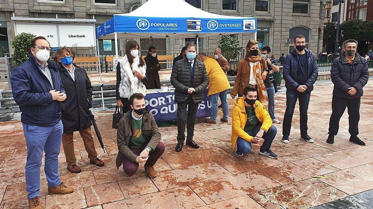 Por la izquierda, de pie, Mario Arias, José Ramón Prado, Leticia González, Alfredo Canteli, Conchita Méndez, Javier Cuesta y el afiliado Javier Muelas; agachados, Andrés Fernández y Arturo Rosete, miembros de Nuevas Generaciones, ayer, durante la recogida de firmas para la campaña nacional del PP.