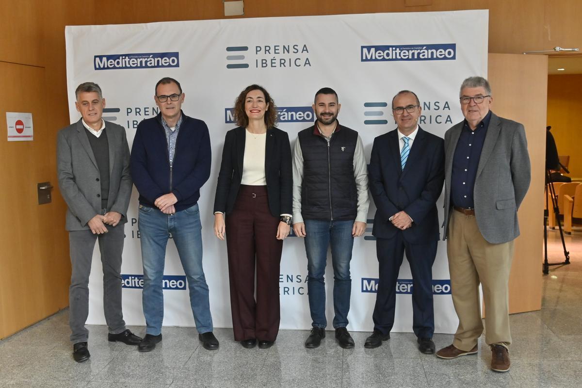 Los participantes en la mesa redonda, con el alcalde de l'Alcora, Samuel Falomir.