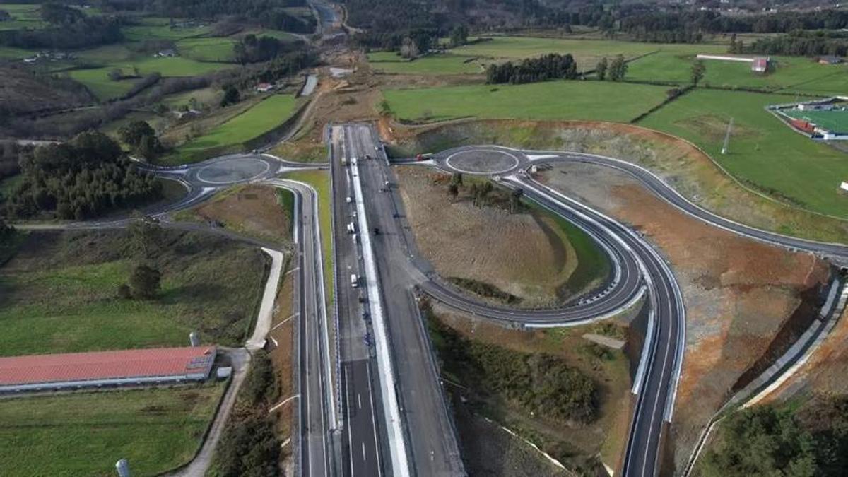 Enlace de la A-54 con la AC-840 en Melide, con las obras de la autovía todavía en marcha.